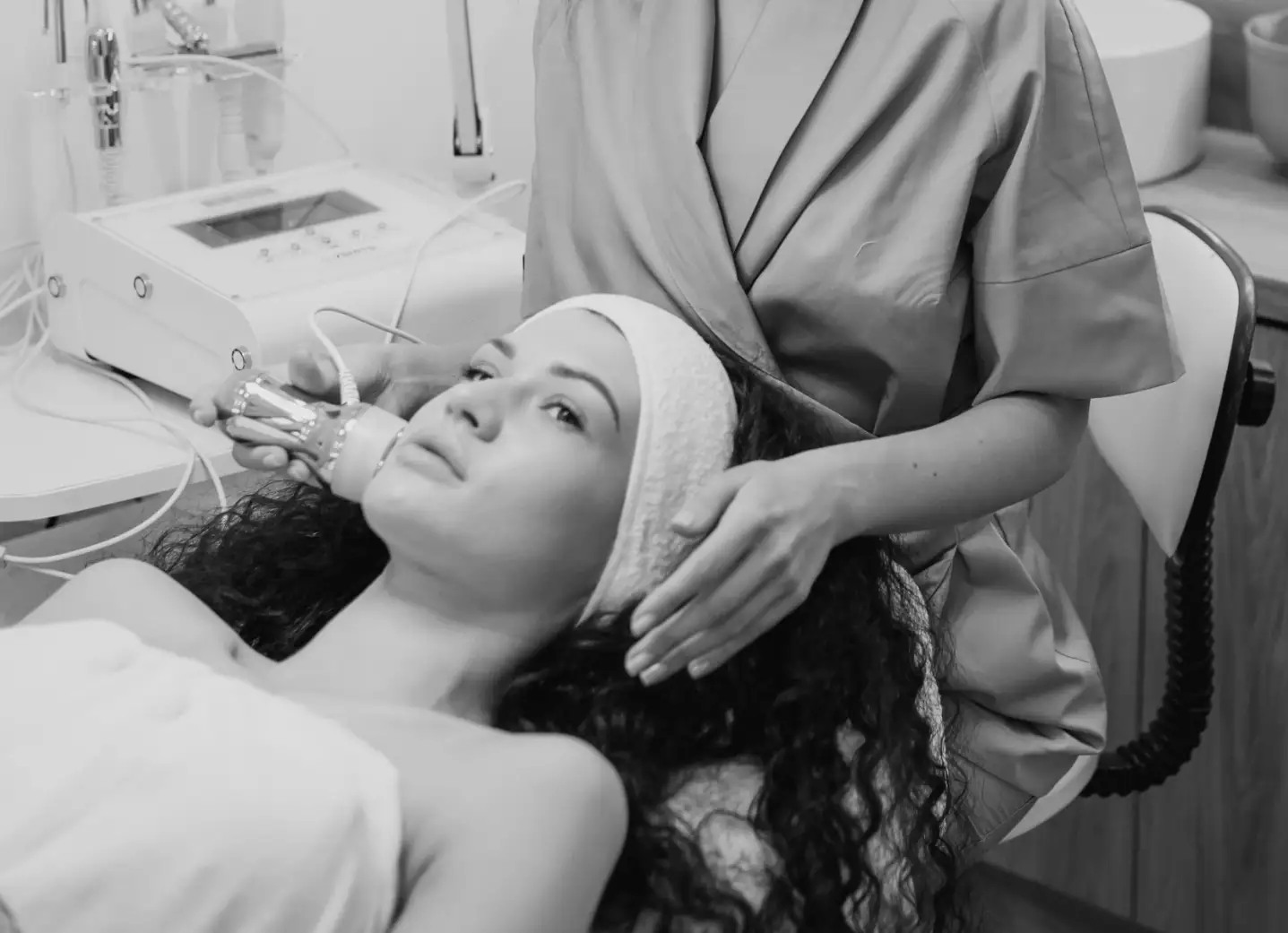 woman-cosmetologist-making-beauty-procedures -  - Homepage